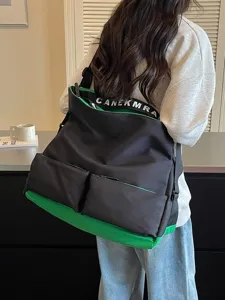 Grande borsa a tracolla da viaggio fitness yoga in tela nera e verde per un uso quotidiano.