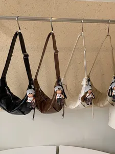 Casual PU lederen crossbody tas knoedel met poppenhanger, grote capaciteit Koreaanse slouchy tas.