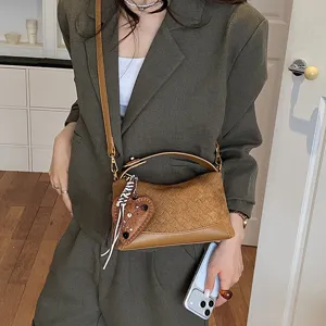 Sac à bandoulière en cuir tissé marron pour femme, sac à main vintage avec breloque cœur.