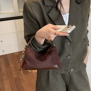 Sac à épaule tissé vintage marron pour femme, sac à main minimaliste chic, moderne et élégant.