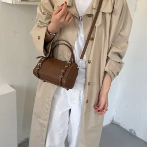 Borsa a mano cilindrica marrone da donna borsa a tracolla con dettaglio fibbia vista