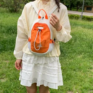 Mochila pequeña ligera para exteriores de mujer, bolso de doble uso para senderismo y uso diario.