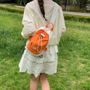 Pequeña mochila de exterior para mujer, ligera y multifuncional, vista detallada.