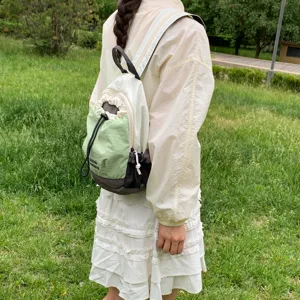 Vista detallada de la mochila pequeña de exterior para mujer con diseño bicolor elegante.