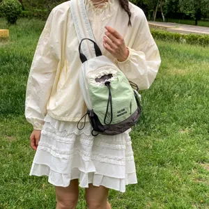 Pequeña mochila de exterior para mujer, ligera y multifuncional para senderismo y viajes.