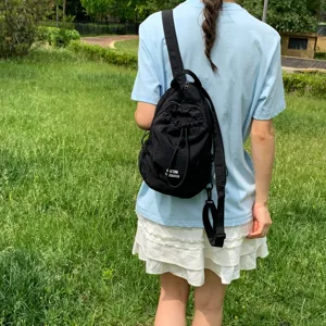 Mochila pequeña informal para exteriores de mujer, mochila negra ligera y multifuncional.