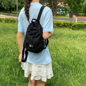 Mochila pequeña para exteriores ligera para mujer, elegante mochila informal de nailon.