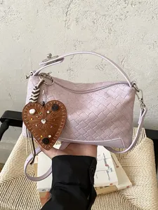 Élégant sac à bandoulière tissé violet avec poignée et charm cœur chic pour femmes.