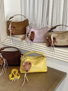 Sac à main tissé vintage de style coréen, grand sac bandoulière polyvalent pour femme élégante.