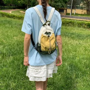 Pequeña mochila multicolor al aire libre, ligera y casual para uso diario y viajes.