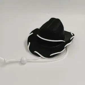 Sombrero de vaquero negro hecho a mano para mascotas con cordón blanco y cuenta ajustable.