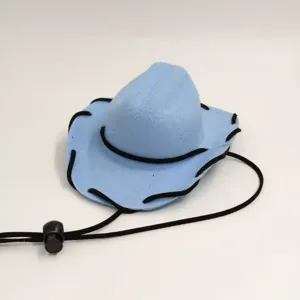 Primer plano detallado de un mini sombrero de vaquero azul claro para mascotas con cordón.