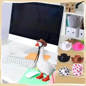 Simpatica statuetta di anatra magnetica con set di mini cappelli da cowboy, giocattolo da scrivania.