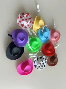 Primo piano di mini cappelli da cowboy colorati con vari motivi per piccole bambole.