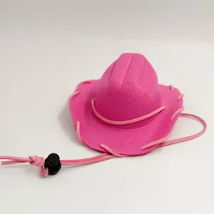 Detalle en primer plano del sombrero de vaquero rosa para mascotas con cordón ajustable.