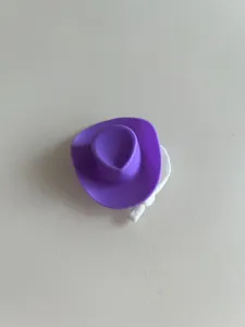 Mini cappello da cowboy in plastica viola con sottogola elastico per decorazione giocattolo
