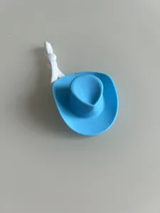 Mini cappello da cowboy in plastica blu con cordino elastico, ideale per decorare auto e bambole.
