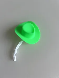 Primo piano dettagliato di un cappello da cowboy in miniatura verde brillante con cordino.