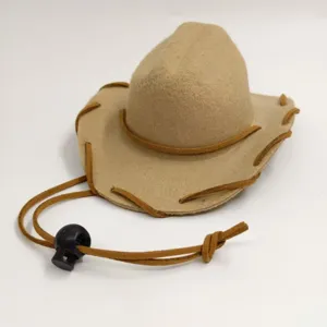 Vista detallada de mini sombrero de vaquero para mascota en fieltro beige con cordón ajustable.