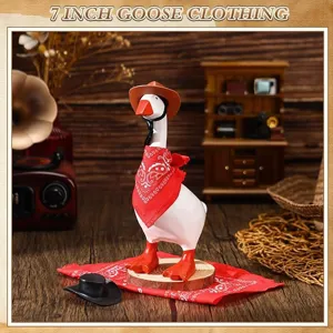 Simpatica statua di oca con cappello da cowboy e bandana rossa per decorazione casa.