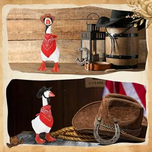 Simpatica statuetta di anatra cowboy con mini cappello e bandana rossa, decorazione da scrivania.