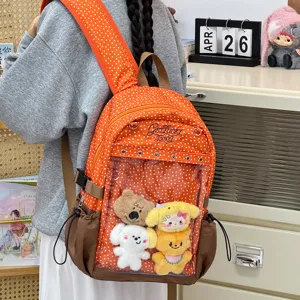Dettaglio dello zaino a pois arancione con finestra trasparente e simpatici peluche morbidi.