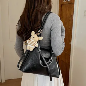 Bolso de hombro negro de piel sintética PU para mujer con un lindo llavero de oso.