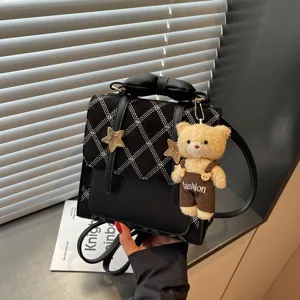 Zaino mini trapuntato da donna con simpatico ciondolo a forma di orsetto e fiocco.