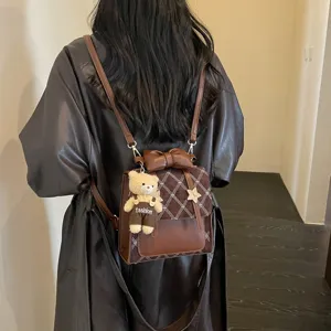 Elegante zaino trapuntato da donna marrone piccolo zainetto da viaggio con orsetto.