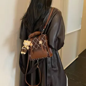 Zaino mini a quadri marrone con ciondolo orsetto e stelle, elegante borsa casual.