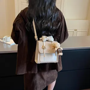 Zaino mini chic da donna, elegante borsa a tracolla con grazioso fiocco e ciondolo.