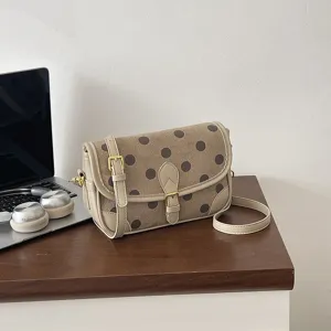 Vintage schoudertas detail, bruin suède en PU lederen textuur, verstelbare riem.