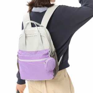 Vue détaillée du sac à dos de banlieue en nylon élégant avec poche à grille violette.
