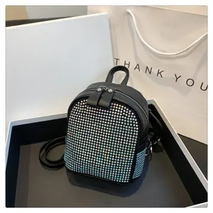 Vista dettagliata di un mini zaino nero alla moda con strass per donne, elegante e luminoso.