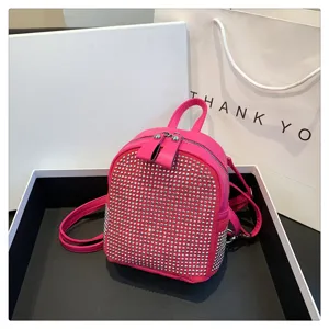 Zaino mini rosa con strass da donna, elegante borsa casual in pelle con borchie lucide.