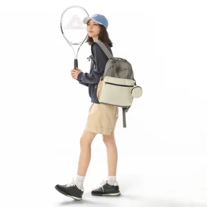 Vue rapprochée du sac à dos de banlieue en nylon élégant avec un design quotidien compact.