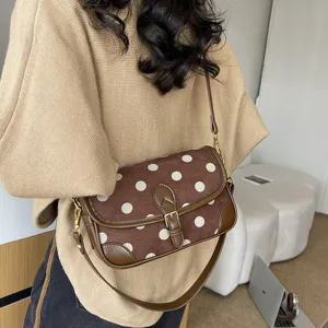 Vintage bruine polkadot schoudertas, suède en leer chique crossbody tas voor dagelijkse mode.