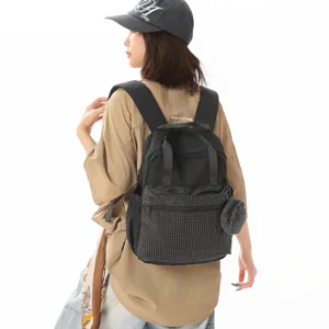 Sac à dos minimaliste en nylon noir avec poche avant à carreaux et mini pochette pour femmes.