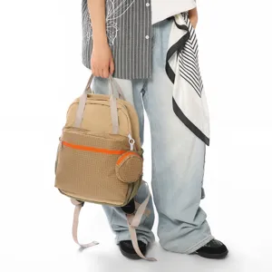 Sac à dos de voyage en nylon compact avec poche avant, sac décontracté chic pour femme.