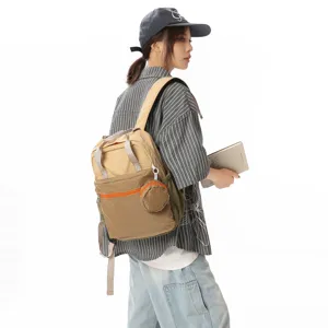Sac à dos de voyage compact en nylon pour femme, sac à dos décontracté chic avec poche avant.