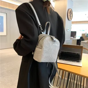 Zaino mini con strass elegante per donna, zainetto casual in pelle grigia con cristalli luminosi.