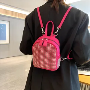 Vista dettagliata dello zainetto con strass, elegante zaino casual rosa da donna con chiusura lampo.