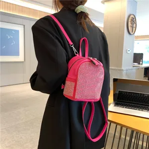 Primo piano del mini zaino rosa shocking con strass, che mette in risalto i dettagli scintillanti.