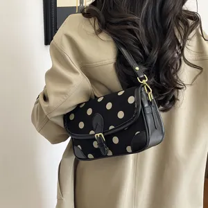 Retro polkadots schoudertas voor dames, elegante vintage okseltas met overslag en metalen gesp.