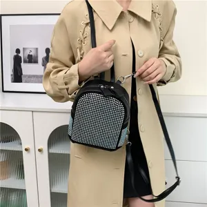 Zaino piccolo nero con strass da donna, elegante borsa a tracolla e spalla casual e chic.
