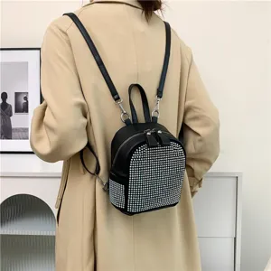 Vista dettagliata del mini zaino nero da donna con strass, elegante e luminoso per ogni giorno.