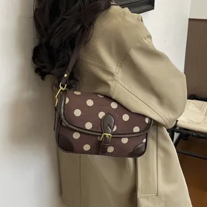 Retro bruine polstip onderarm schoudertas met elegante lederen gesp voor dagelijks gebruik.
