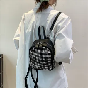 Zaino mini nero da donna con strass scintillanti e spallacci regolabili alla moda.