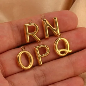 Pendente lettera oro in acciaio inox accessorio gioiello iniziale DIY fatto a mano dettaglio.