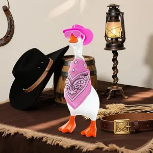 Simpatica statuetta di papera cowboy con cappello rosa e bandana, perfetta decorazione per la casa.